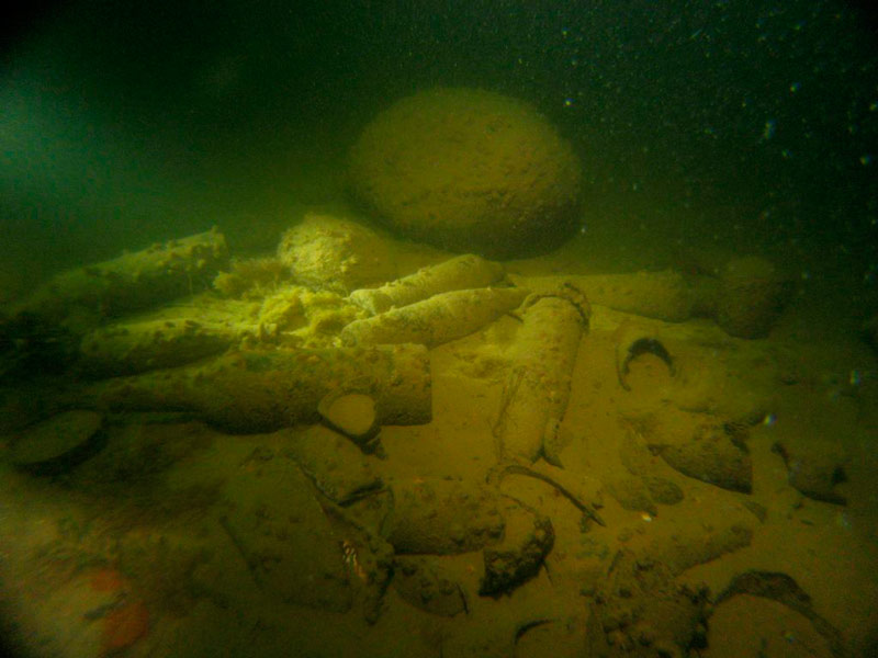 Joku on onnistunut upottamaan n.12 m syvyyteen siistin kasan pelti- ja lasiroinaa Skatanniemen edustalla.